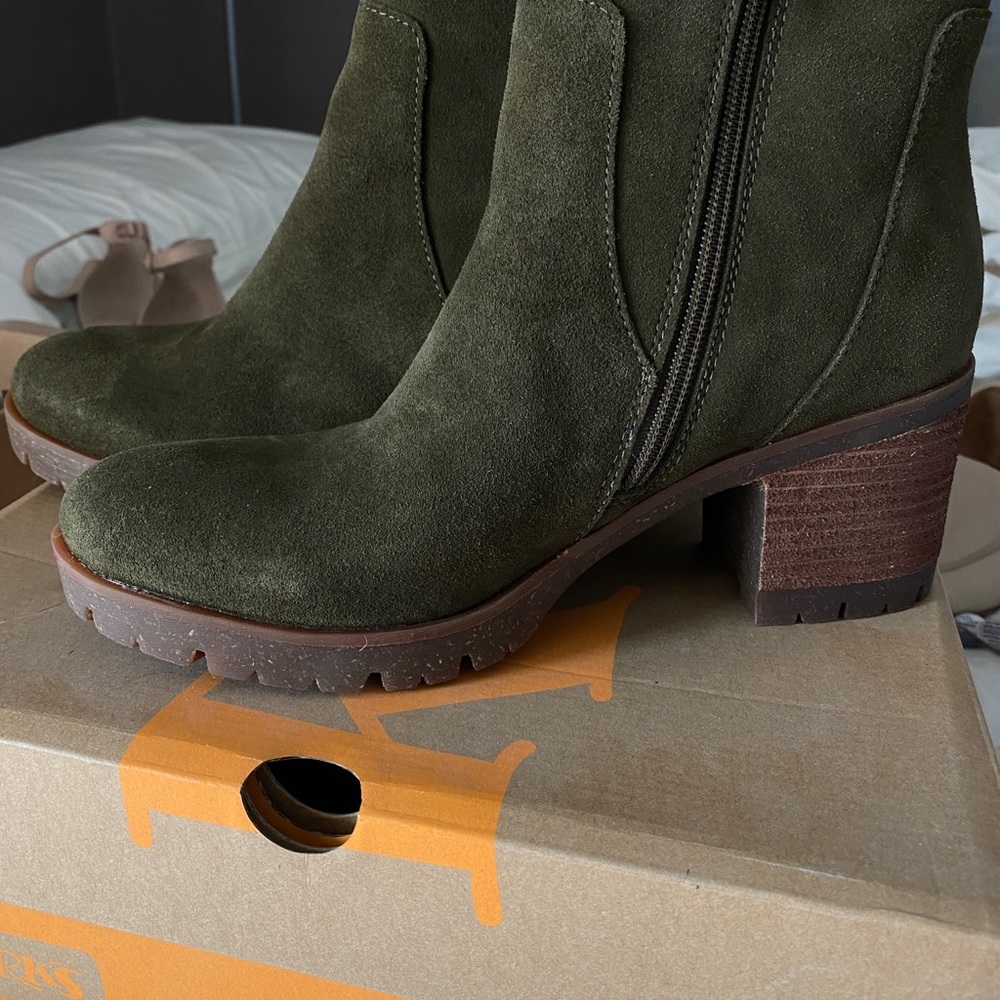 Korks 8 -new in box Gorgeous green suede